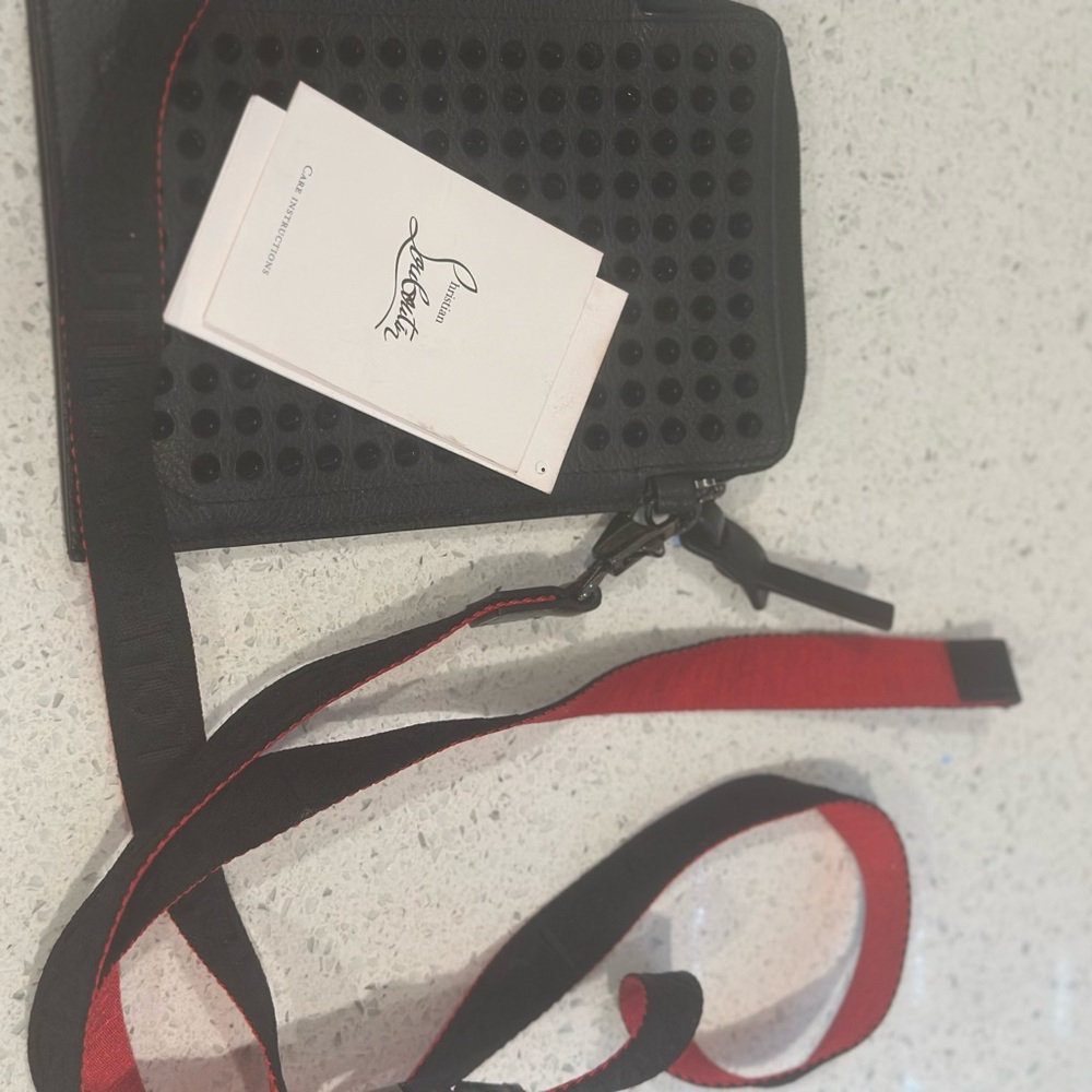 Excellent Condition! Only worn 1 time. Fun and unique statement crossbody!